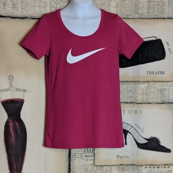 Nike Tops - Nike tee